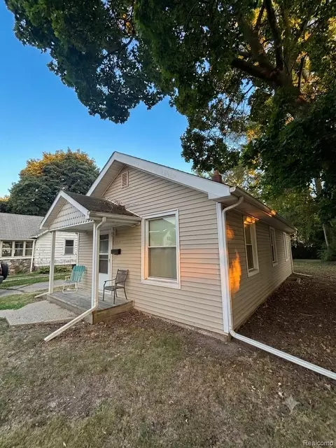 1053 Myrtle Ave, Waterford, MI 48328