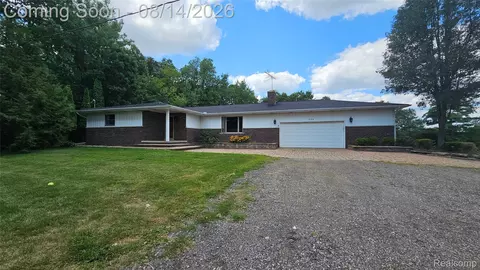 7966 Pettysville Rd, Pinckney, MI 48169