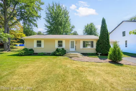 337 Amberwood St, Auburn Hills, MI 48326