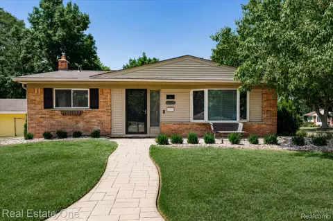 1355 N Oak St, Rochester, MI 48307