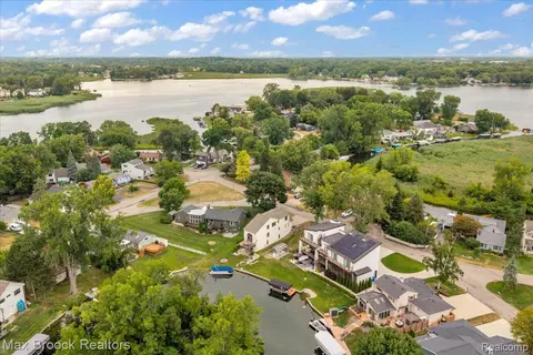 1025 Otter Ave, Waterford, MI 48328