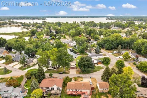 1025 Otter Ave, Waterford, MI 48328