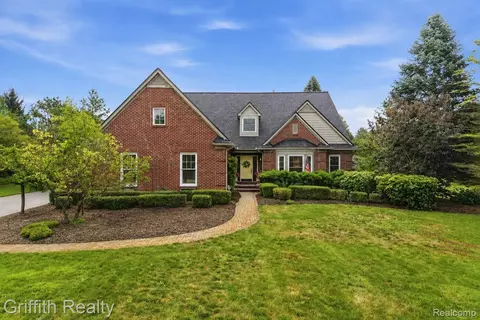 3059 Berkshire Ct, Milford, MI 48380