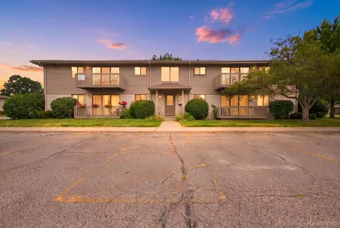 1116 Hillcrest Dr, Oxford, MI 48371