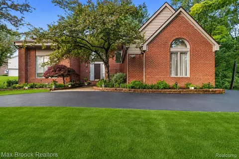 2295 Shore Hill Dr, West Bloomfield, MI 48323