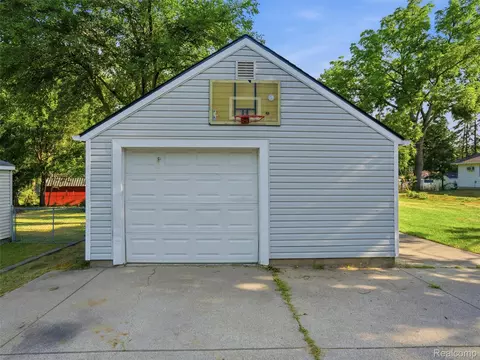Exterior - 529 E Broad St, Linden, MI 48451 photo 3 of 5