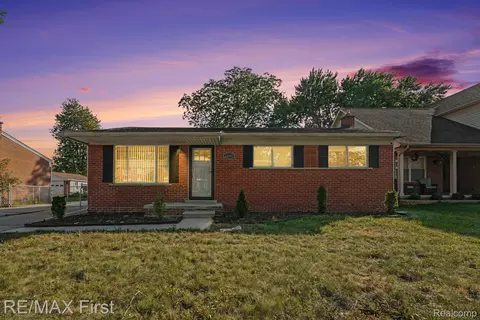 22600 Edgewater St, Saint Clair Shores, MI 48082