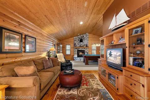 Living - 7699 Minnick Rd, Rubicon, MI 48441 photo 9 of 11