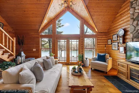 Living - 7699 Minnick Rd, Rubicon, MI 48441 photo 2 of 11