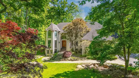 2855 Cranbrook Ridge Ct, Oakland, MI 48306