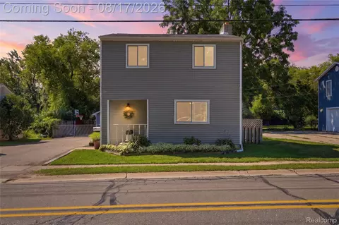 572 Atwater St, Lake Orion, MI 48362