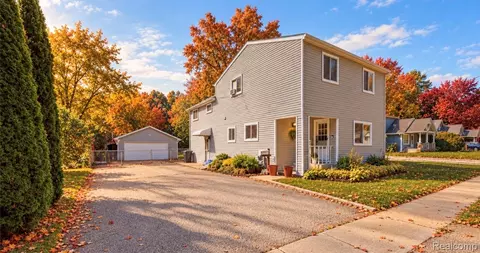 572 Atwater St, Lake Orion, MI 48362