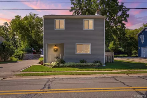 572 Atwater St, Lake Orion, MI 48362