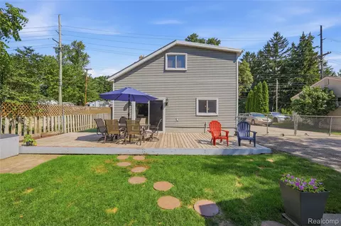 572 Atwater St, Lake Orion, MI 48362