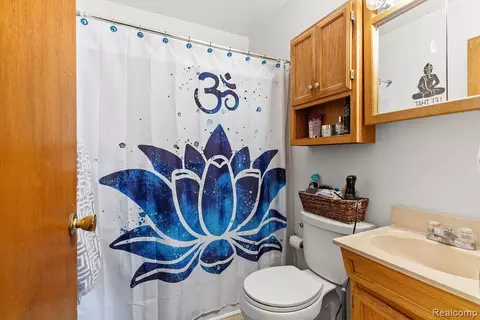 Bath - 612 E 3rd St, Flint, MI 48503 photo 2 of 3
