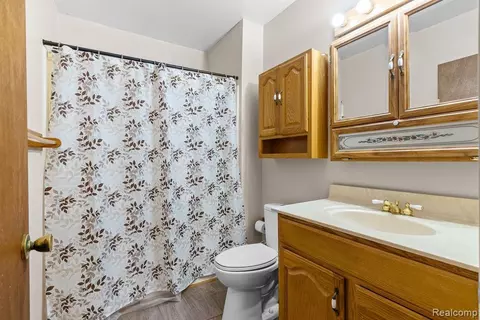 Bath - 612 E 3rd St, Flint, MI 48503 photo 3 of 3