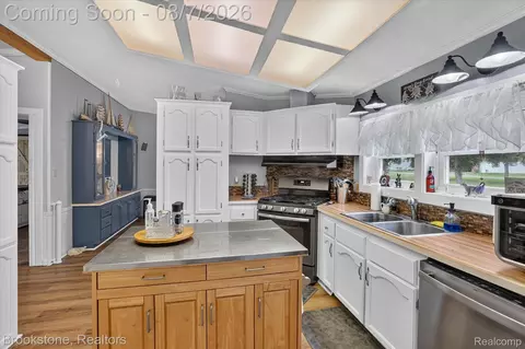 Kitchen - 11935 Beardslee Rd, Perry, MI 48872 photo 2 of 4