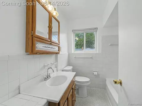 Bath - 4649 Reader Dr, Warren, MI 48092 photo 1 of 4