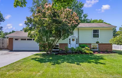 869 Seymour Lake Rd, Oxford, MI 48371