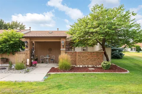 25111 Hamilton Ct #6, South Lyon, MI 48178