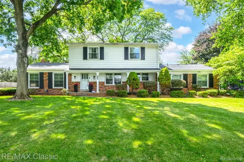6638 Woodbank Dr, Bloomfield Hills, MI 48301