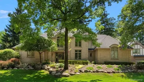 1086 Autumn Ln, Bloomfield Hills, MI 48304