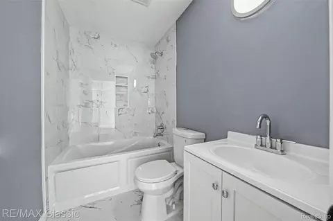 Bath - 13849 Leonard Ave, Warren, MI 48089 photo 1 of 1