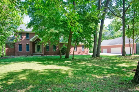 2280 Bullard Rd, Hartland, MI 48353