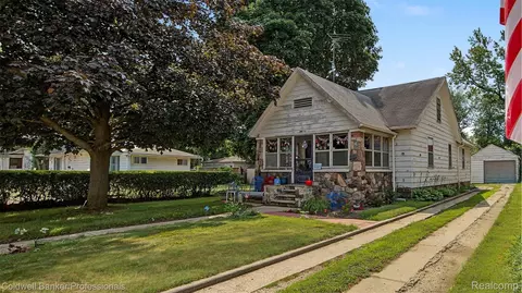 1047 Myrtle Ave, Waterford, MI 48328