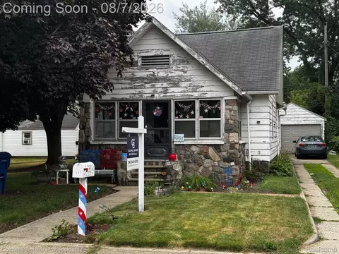 1047 Myrtle Ave, Waterford, MI 48328