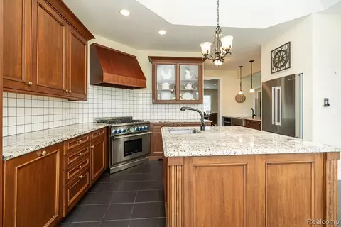 Kitchen - 51770 North Ave, Macomb, MI 48042 photo 4 of 6