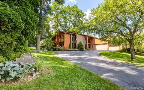 7880 Deerhill Dr, Independence, MI 48346