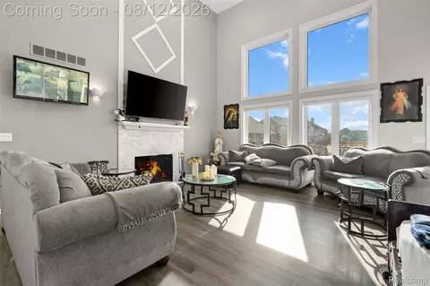 49501 Sandra Dr, Shelby Township, MI 48315