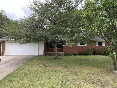 9097 Ann Maria Blvd, Grand Blanc, MI 48439