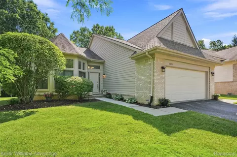 5325 Simpson Lake Rd, West Bloomfield, MI 48323