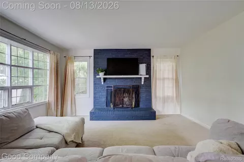 Living - 220 N Webik Ave, Clawson, MI 48017 photo 7 of 8