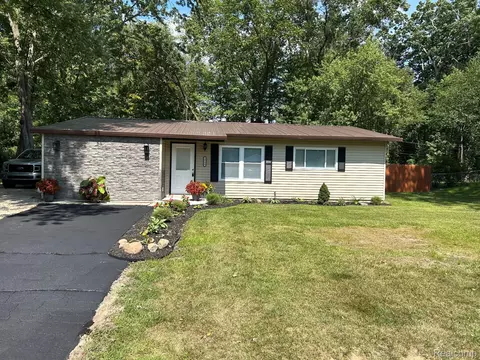 2564 Mueller Rd, Orion, MI 48359