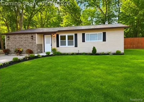 2564 Mueller Rd, Orion, MI 48359