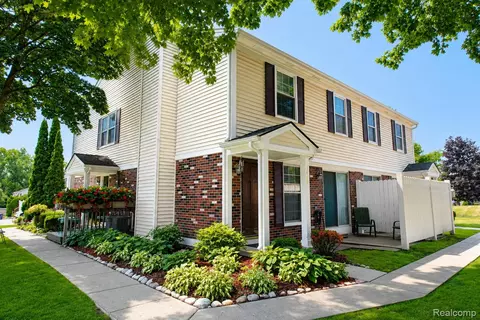 7666 Woodview Dr, Waterford, MI 48327