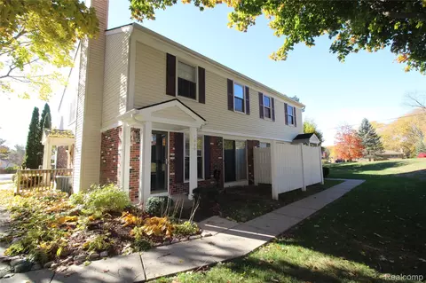 7666 Woodview Dr, Waterford, MI 48327