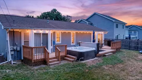 597 S Winding Dr, Waterford, MI 48328