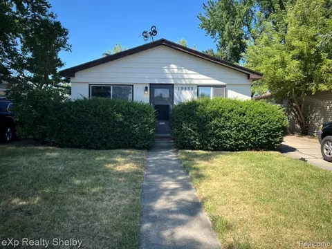 19833 Macel St, Roseville, MI 48066
