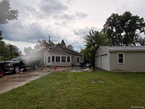 6163 Lanman Dr, Waterford, MI 48329