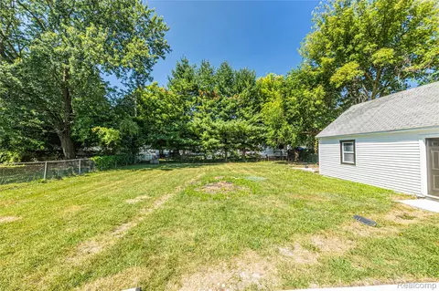 Exterior - 8280 Pine St, Taylor, MI 48180 photo 6 of 7