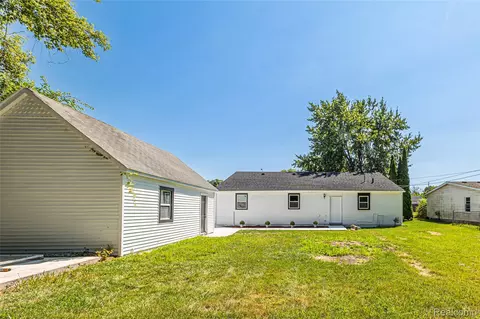 Exterior - 8280 Pine St, Taylor, MI 48180 photo 4 of 7