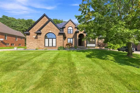 4509 Peppermill Ln, Lake Orion, MI 48359