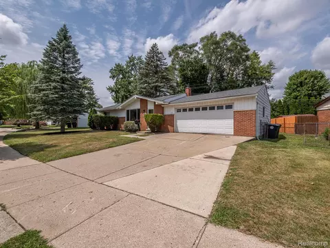 36448 Dowling St, Livonia, MI 48150