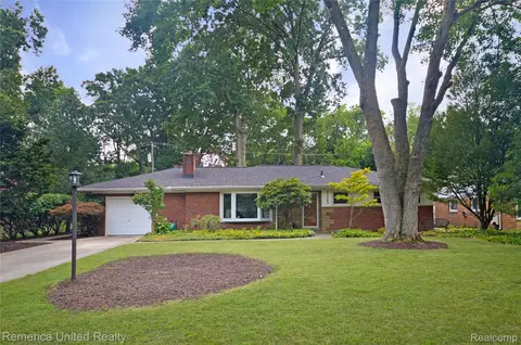 21543 Mahon Dr, Southfield, MI 48075
