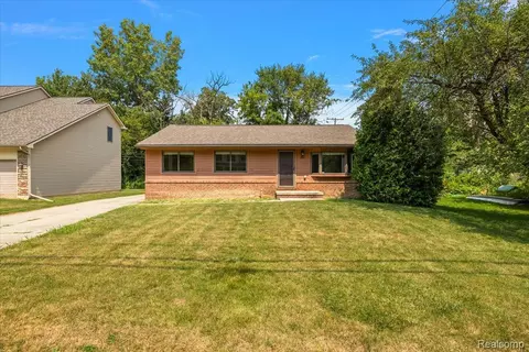 Exterior - 1754 Ruby Ave, Rochester Hills, MI 48309 photo 2 of 6