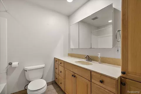 Bath - 1754 Ruby Ave, Rochester Hills, MI 48309 photo 3 of 5
